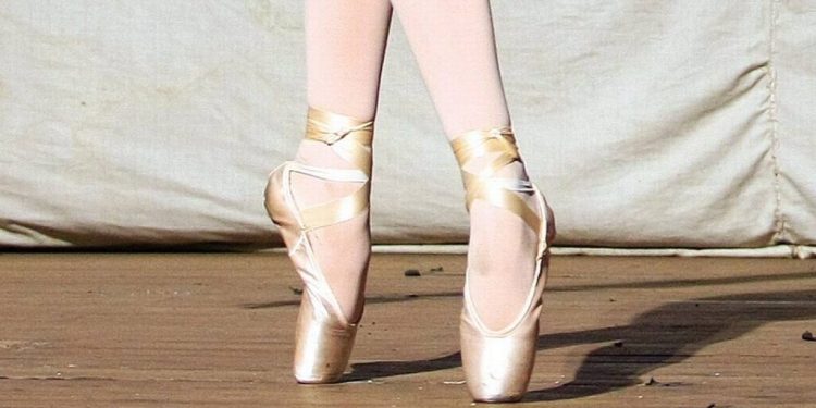 Por um sonho: Bailarina de 12 anos selecionada para competir na Alemanha se articula para representar o Brasil