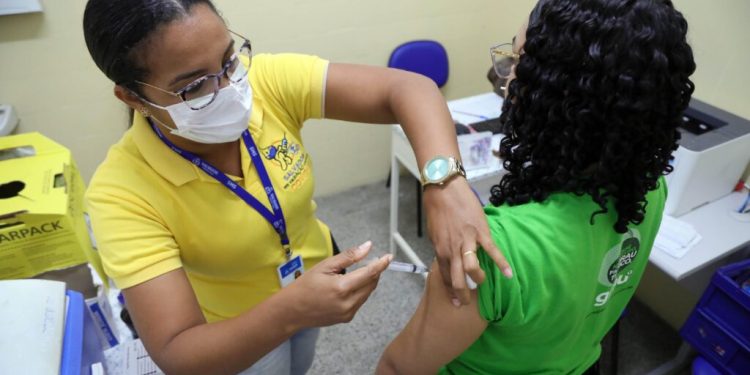 Luta contra a Covid-19: Vacinação em pontos turísticos de Salvador garante proteção