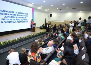 Governo sanciona lei que proíbe pistolas de água no Carnaval e em festas populares