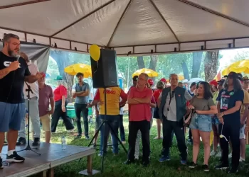 Ato em protesto de movimentos sociais e partidos é feito em Brasília