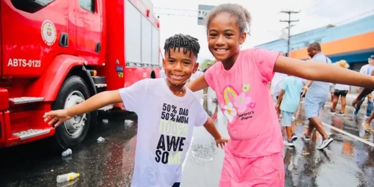 Carros-pipas são disponibilizados para amenizar o calor durante desfiles dos blocos infantis