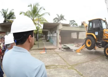 Prefeitura entrega primeira escola municipal com piscina semiolímpica e apresenta novidades para o ano letivo