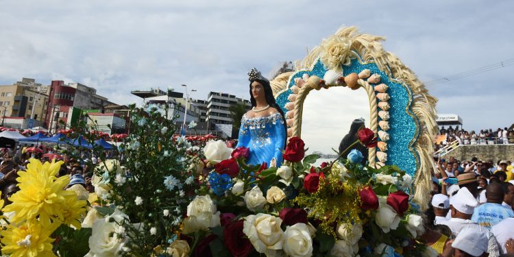 2 de Fevereiro: Iemanjá é reverenciada por multidão que lota as ruas do Rio Vermelho