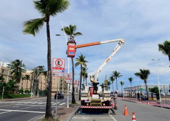 Zeladoria da iluminação na orla de Salvador inclui substituição e pintura de postes
