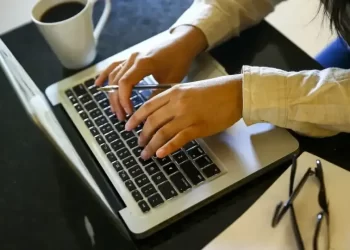 Levantamento aponta que apenas 32,6% das empresas têm políticas de incentivo à contratação de mulheres