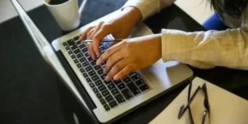 Levantamento aponta que apenas 32,6% das empresas têm políticas de incentivo à contratação de mulheres