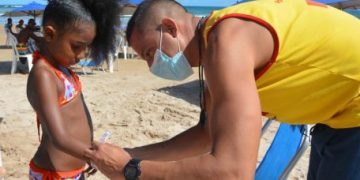Salvamar: intensificada distribuição pulseiras de identificação para crianças no fim de semana