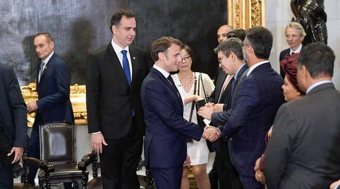 Macron é recebido por presidente do Senado e encerra visita oficial ao Brasil