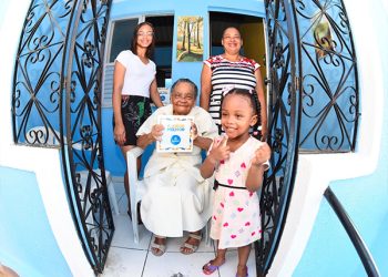 Prefeitura entrega 100 casas em São Gonçalo