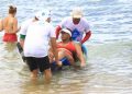 Banho de mar assistido possibilita inclusão para pessoas com deficiência em Salvador