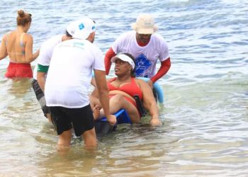 Banho de mar assistido possibilita inclusão para pessoas com deficiência em Salvador