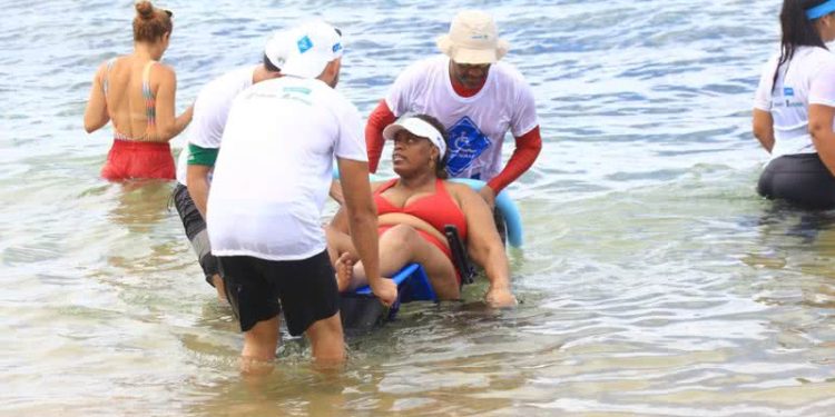 Banho de mar assistido possibilita inclusão para pessoas com deficiência em Salvador