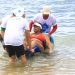 Banho de mar assistido possibilita inclusão para pessoas com deficiência em Salvador