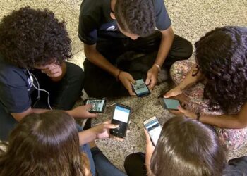 Notícias nacionais: Governo do Brasil realizará pesquisa sobre restrição de celulares nas escolas