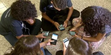 Notícias nacionais: Governo do Brasil realizará pesquisa sobre restrição de celulares nas escolas