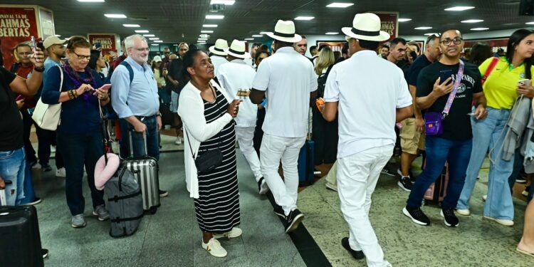 Salvador sabe receber seus turistas: receptivo especial leva folia carnavalesca para dentro do Aeroporto