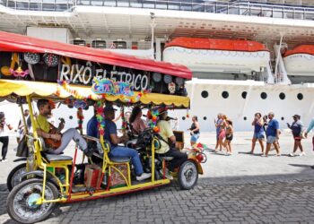 Turismo: Maior cruzeiro da temporada chega a Salvador e passageiros são recebidos no clima da folia