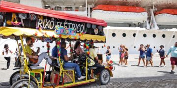Turismo: Maior cruzeiro da temporada chega a Salvador e passageiros são recebidos no clima da folia