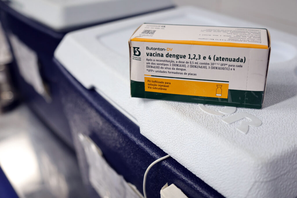 Capital: Profissionais de saúde recebem vacinação contra dengue em Salvador