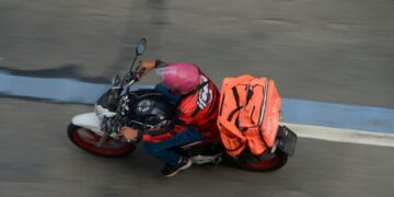 Entregadores e motoristas: Governo do Brasil passa a exigir transparência na composição do preço de corridas e entregas por aplicativo