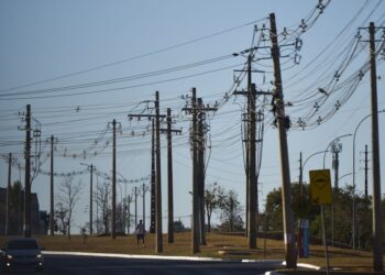 Compartilhamento de postes: Medida busca ordenar cabos em postes e reduzir riscos à população