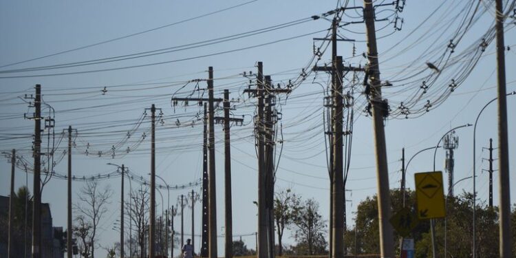 Compartilhamento de postes: Medida busca ordenar cabos em postes e reduzir riscos à população