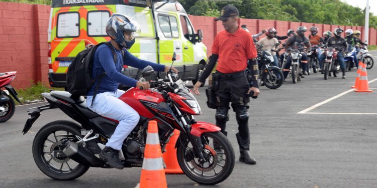 Direção segura: Transalvador oferece treinamento gratuito de pilotagem segura para motociclistas