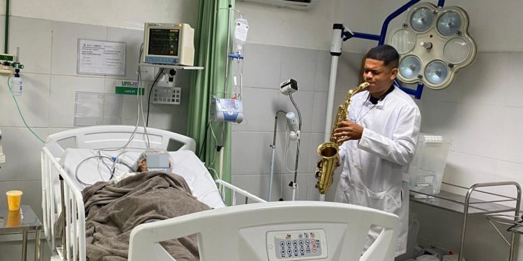Saúde e bem-estar: musicoterapia humaniza atendimento na UPA Valéria