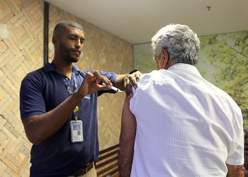 Vacina contra a gripe passa a estar disponível para toda a população acima de seis meses em Salvador nesta segunda-feira (1°)