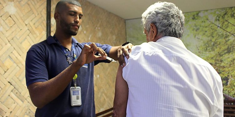 Vacina contra a gripe passa a estar disponível para toda a população acima de seis meses em Salvador nesta segunda-feira (1°)