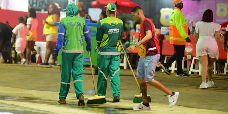 Serviço de limpeza em Salvador é suspenso nesta segunda (22) devido a paralisação nacional dos garis e margaridas