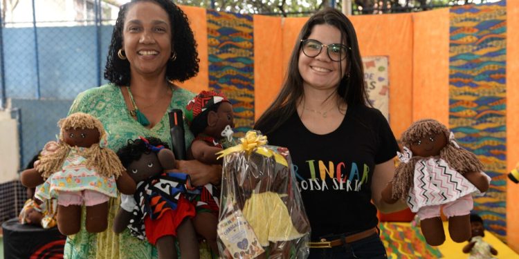 Julho das Pretas: Escola Municipal de Salvador promove oficina de bonecas pretas em celebração