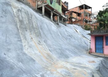 Codesal: Comunidade no Lobato ganha proteção de encosta que beneficia 37 famílias