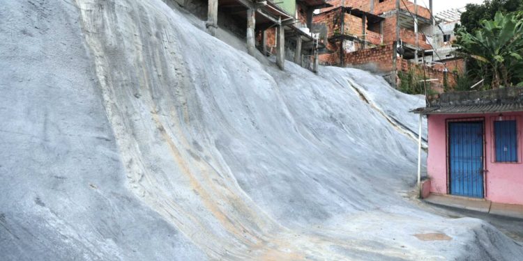 Codesal: Comunidade no Lobato ganha proteção de encosta que beneficia 37 famílias