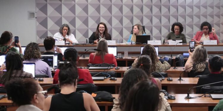 Violência de gênero: Mulheres pedem aprovação imediata do projeto que torna a misoginia crime
