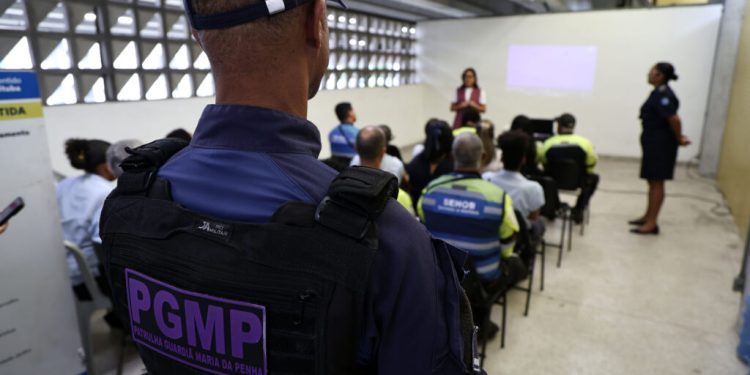 Capital: Profissionais do BRT recebem treinamento para ampliar proteção às mulheres em Salvador