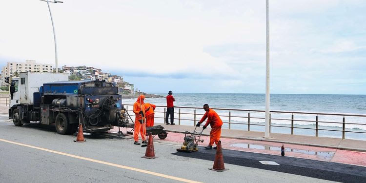 Prefeitura de Salvador aplica média de 15,7 mil toneladas de asfalto por mês em ruas e avenidas