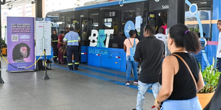 Botão Lílas: Salvador amplia acesso em estações do BRT para atendimento a mulheres vítimas de violência