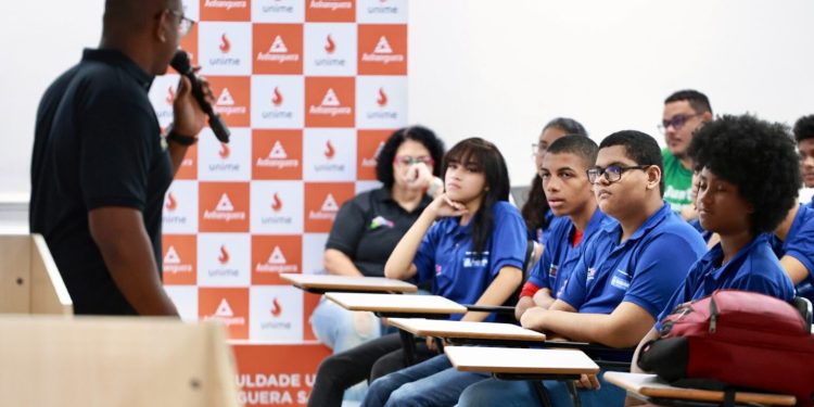 Prefeitura de Salvador realiza aulão preparatório de português e matemática para alunos do 9º ano