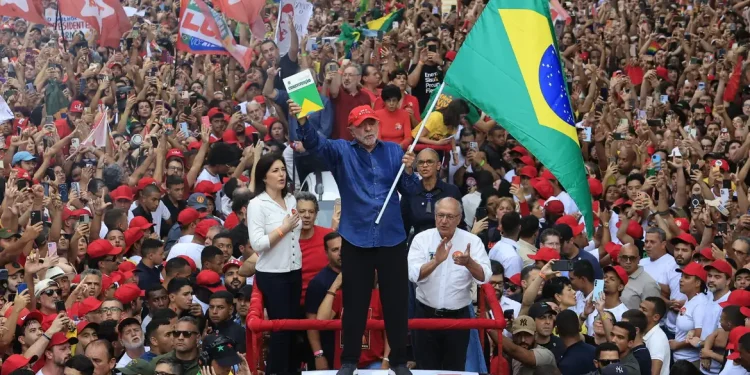Reeleito: Lula é reeleito para seu quarto mandato como presidente do Brasil