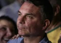 Foragido: Investigações contra Flávio Bolsonaro continuam no STF mesmo após fuga