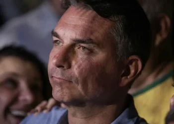 Foragido: Investigações contra Flávio Bolsonaro continuam no STF mesmo após fuga