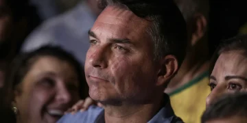 Foragido: Investigações contra Flávio Bolsonaro continuam no STF mesmo após fuga